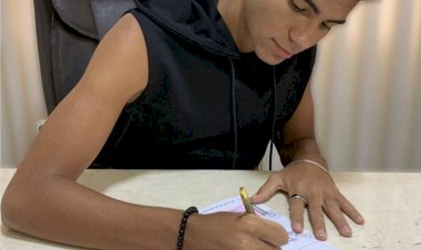 Filho do ex-vice prefeito de Trindade assina primeiro contrato como jogador de futebol: “estou muito feliz, sei que é apenas o começo dessa nova jornada”