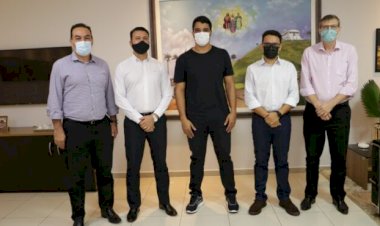 PREFEITO MARDEN JÚNIOR RECEBE VISITA DE DIRETORES DE NOVA COOPERATIVA DE CRÉDITO INSTALADA EM TRINDADE E DISCUTEM INVESTIMENTOS PARA CIDADE