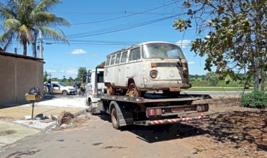SEGUINDO DETERMINAÇÃO DO MINISTÉRIO PÚBLICO DE GOIÁS, EQUIPES DE FISCALIZAÇÃO DA PREFEITURA DE TRINDADE RECOLHEM SUCATAS EM LOCAL PROIBIDO QUE INCOMODAVAM MORADORES