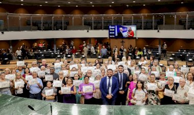 TRINDADENSES RECEBEM HOMENAGEM EM SESSÃO SOLENE NA ASSEMBLEIA LEGISLATIVA