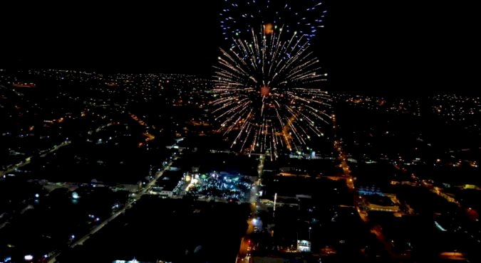 EM TRINDADE, QUEIMA DE FOGOS DO RÉVEILLON ATRAIU FAMÍLIAS ATÉ A PRAÇA DA PREFEITURA, GINÁSIO DO MAYSA E DISTRITOS DO CEDRO E SANTA MARIA