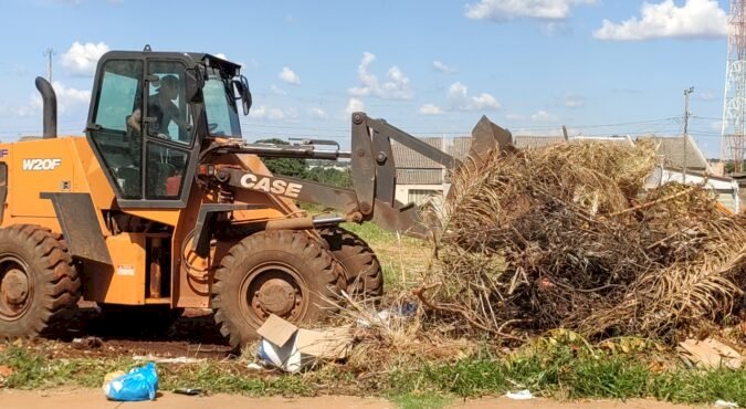 MARDEN JÚNIOR DETERMINA CONTINUIDADE DE FRENTES DE SERVIÇOS PARA TAPA-BURACOS, ROÇAGEM E RETIRADA DE ENTULHOS EM TRINDADE