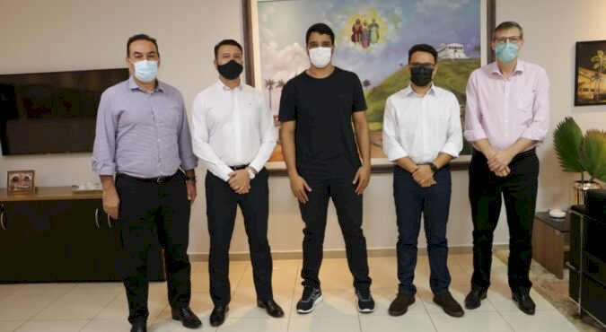 PREFEITO MARDEN JÚNIOR RECEBE VISITA DE DIRETORES DE NOVA COOPERATIVA DE CRÉDITO INSTALADA EM TRINDADE E DISCUTEM INVESTIMENTOS PARA CIDADE