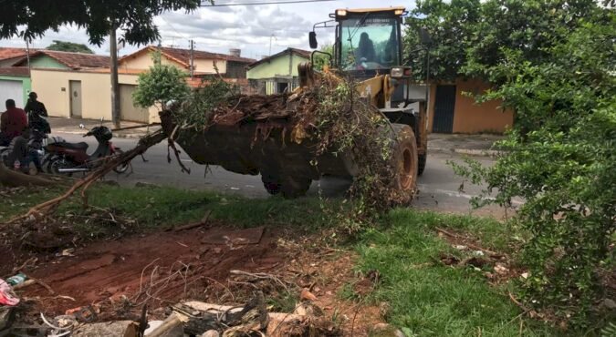 PROGRAMA PREFEITURA TRABALHANDO PARA VOCÊ ENTRA NA SEGUNDA SEMANA COM SERVIÇOS DE ROÇAGEM, TAPA BURACOS, COLETA DE ENTULHOS ENTRE OUTROS, EM BAIRROS DE TRINDADE