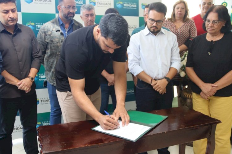 MARDEN JÚNIOR ENTREGA DECRETOS DE DOAÇÕES DE ÁREAS A SEIS NOVAS EMPRESAS, EM TRINDADE