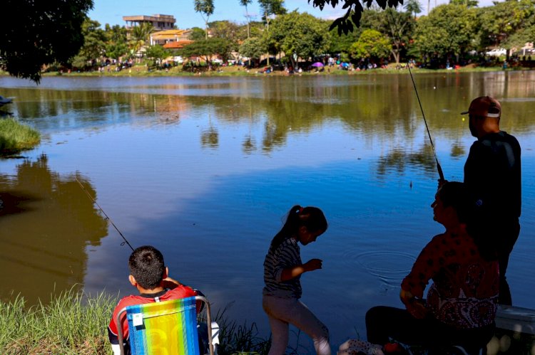 PESCARIA EM TRINDADE REÚNE MILHARES DE PARTICIPANTES NO PARQUE LARA GUIMARÃES