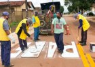 EQUIPES DA PREFEITURA DE TRINDADE APROVEITAM TRÉGUA NAS CHUVAS PARA INTENSIFICAR TRABALHO DE TAPA-BURACOS, ROÇAGEM E SINALIZAÇÃO DE TRÂNSITO