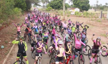 MARDEN JÚNIOR PRESTIGIA LARGADA DO SEGUNDO PASSEIO CICLÍSTICO OUTUBRO ROSA, EM TRINDADE