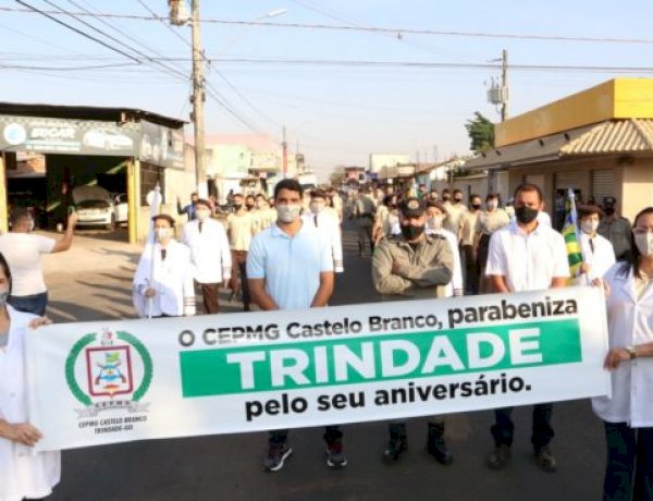 PREFEITO PARTICIPA DE DESFILE CÍVICO COM 200 ALUNOS DE COLÉGIO MILITAR