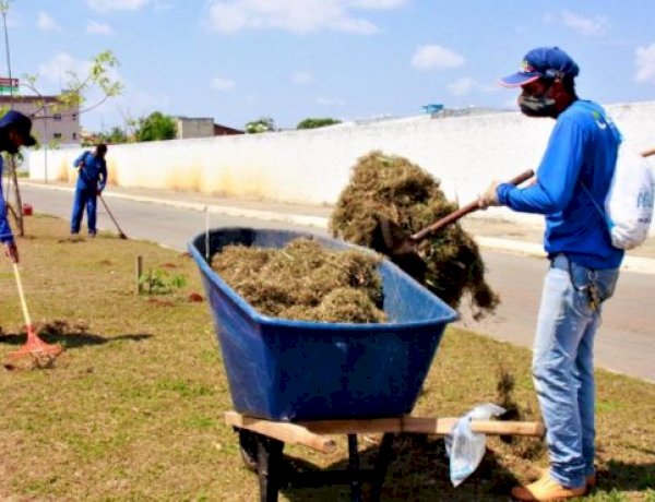 EQUIPES DA PREFEITURA FAZEM ROÇAGEM E RASTELO EM RUAS E AVENIDAS DE TRÊS BAIRROS DE TRINDADE