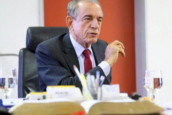 Ainda internado, Iris Rezende já interage com familiares