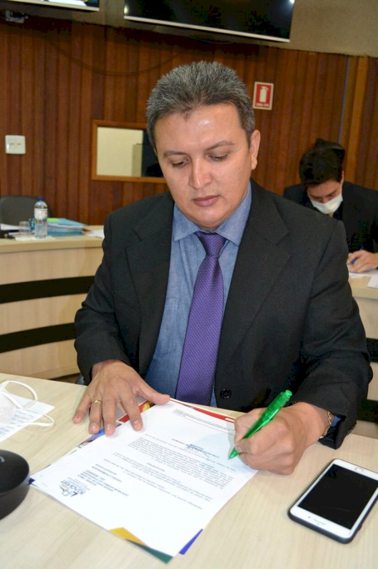 Raimundo Neto apresenta requerimento de construção de escola municipal no Residencial Santa Fé