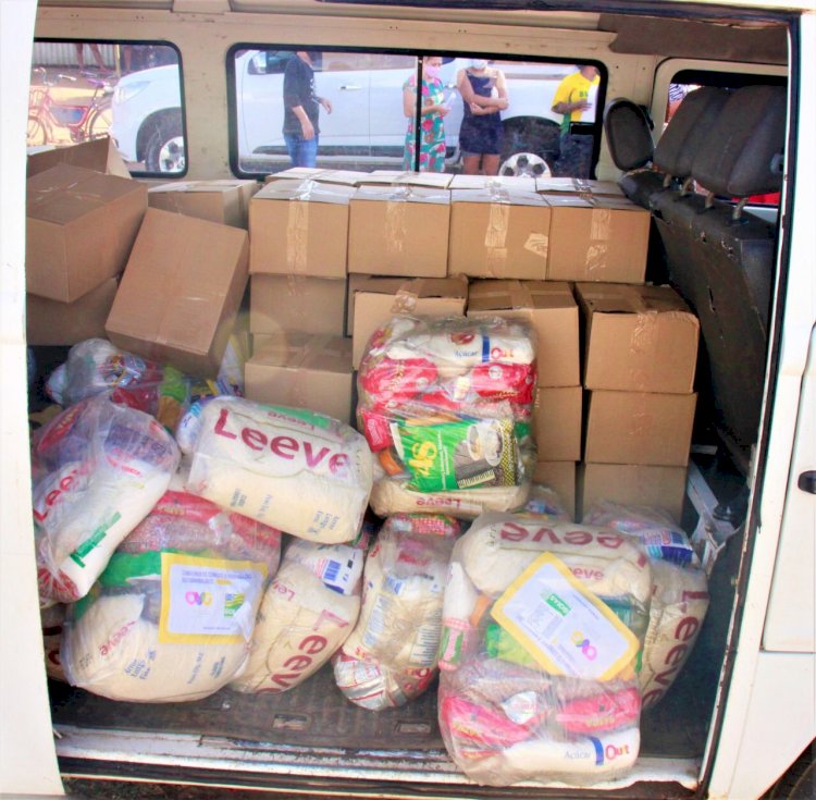 GABRIELA ALVES COMANDA ENTREGA DE CESTAS BÁSICAS PARA MORADORES DO SETOR JARDIM IMPERIAL I