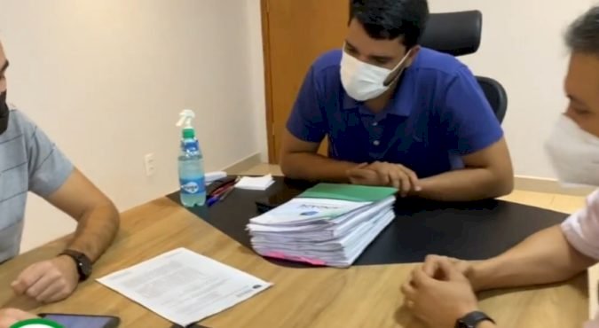 MARDEN JÚNIOR REUNE COM VEREADOR RAIMUNDO NETO PARA TRATAR DO PROJETO ENVIADO PARA CÂMARA MUNICIPAL DE COBRIR, INTEGRALMENTE, REAJUSTE DE 4% NA ALÍQUOTA DA APOSENTADORIA DOS SERVIDORES