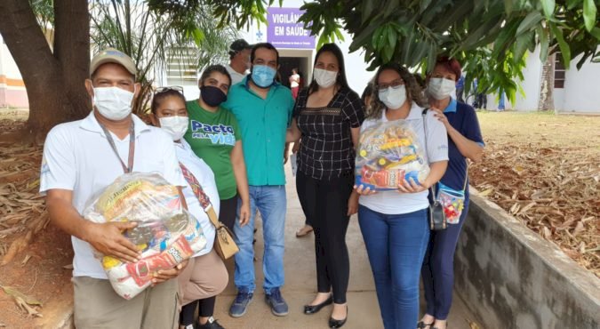 GABRIELA ALVES PROMOVE ENTREGA DE CESTAS BÁSICAS A SERVIDORES DA VIGILÂNCIA EM SAÚDE DE TRINDADE