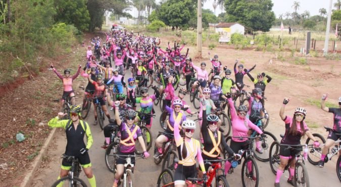 MARDEN JÚNIOR PRESTIGIA LARGADA DO SEGUNDO PASSEIO CICLÍSTICO OUTUBRO ROSA, EM TRINDADE