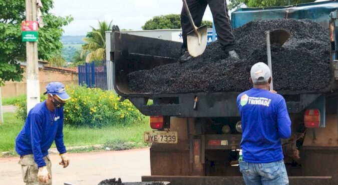 PREFEITURA DE TRINDADE RETOMA SERVIÇOS DE ROÇAGEM E TAPA-BURACOS NOS BAIRROS DE TRINDADE