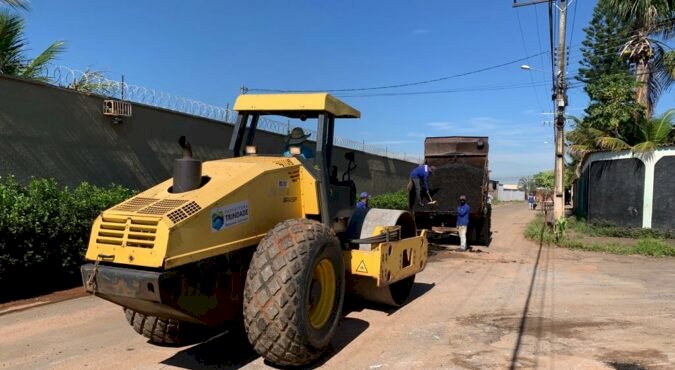 MARDEN JÚNIOR DETERMINA CONTINUIDADE DE FRENTES DE SERVIÇOS PELOS BAIRROS DE TRINDADE PARA CORRIGIR PAVIMENTAÇÃO, ABAIXAR MATO E REFORÇAR SINALIZAÇÃO