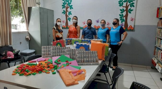 PREFEITO MARDEN JÚNIOR ESTABELECE ESSA SEGUNDA-FEIRA PARA ENTREGA DE MATERIAL NOVO PEDAGÓGICO PARA AS 41 ESCOLAS DA REDE MUNICIPAL DE ENSINO DE TRINDADE