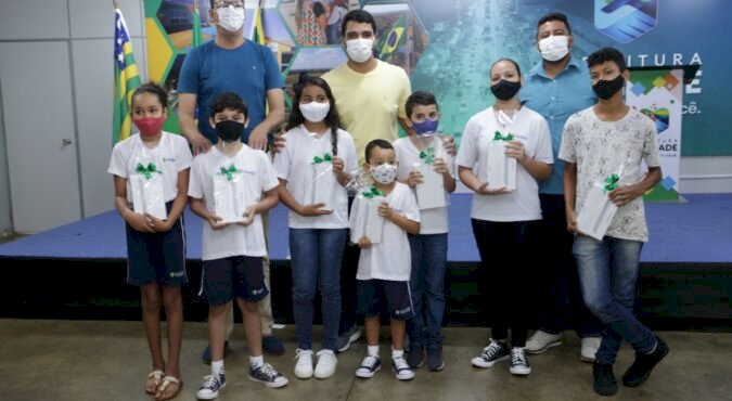AÇÃO INOVADORA DO PREFEITO MARDEN JÚNIOR PREMIA ALUNOS QUE TERÃO DESENHOS PUBLICADOS EM CAPAS DE CADERNOS A SEREM ENTREGUES A ESTUDANTES DA REDE DE MUNICIPAL DE ENSINO DE TRINDADE