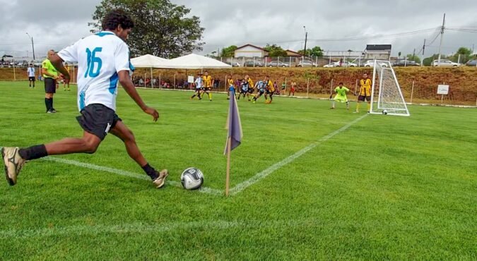 AÇÕES DA SECRETÁRIA MUNICIPAL DE ESPORTES E JUVENTUDE, LUANA VIEIRA REALIZAM 1º TORNEIO DE FUTEBOL SOCIETY DE TRINDADE COM 16 TIMES E ASSOCIAÇÃO MAURINHO DE PAULA SAI VENCEDORA