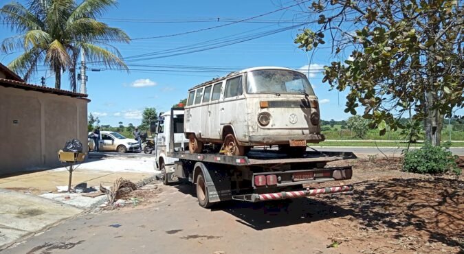 SEGUINDO DETERMINAÇÃO DO MINISTÉRIO PÚBLICO DE GOIÁS, EQUIPES DE FISCALIZAÇÃO DA PREFEITURA DE TRINDADE RECOLHEM SUCATAS EM LOCAL PROIBIDO QUE INCOMODAVAM MORADORES